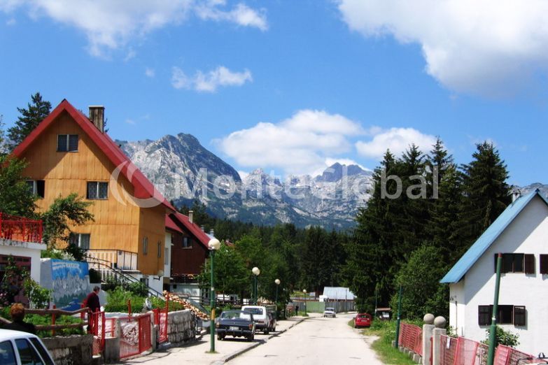 Terrain à Zabljak, Monténégro, 450 m² - image 1