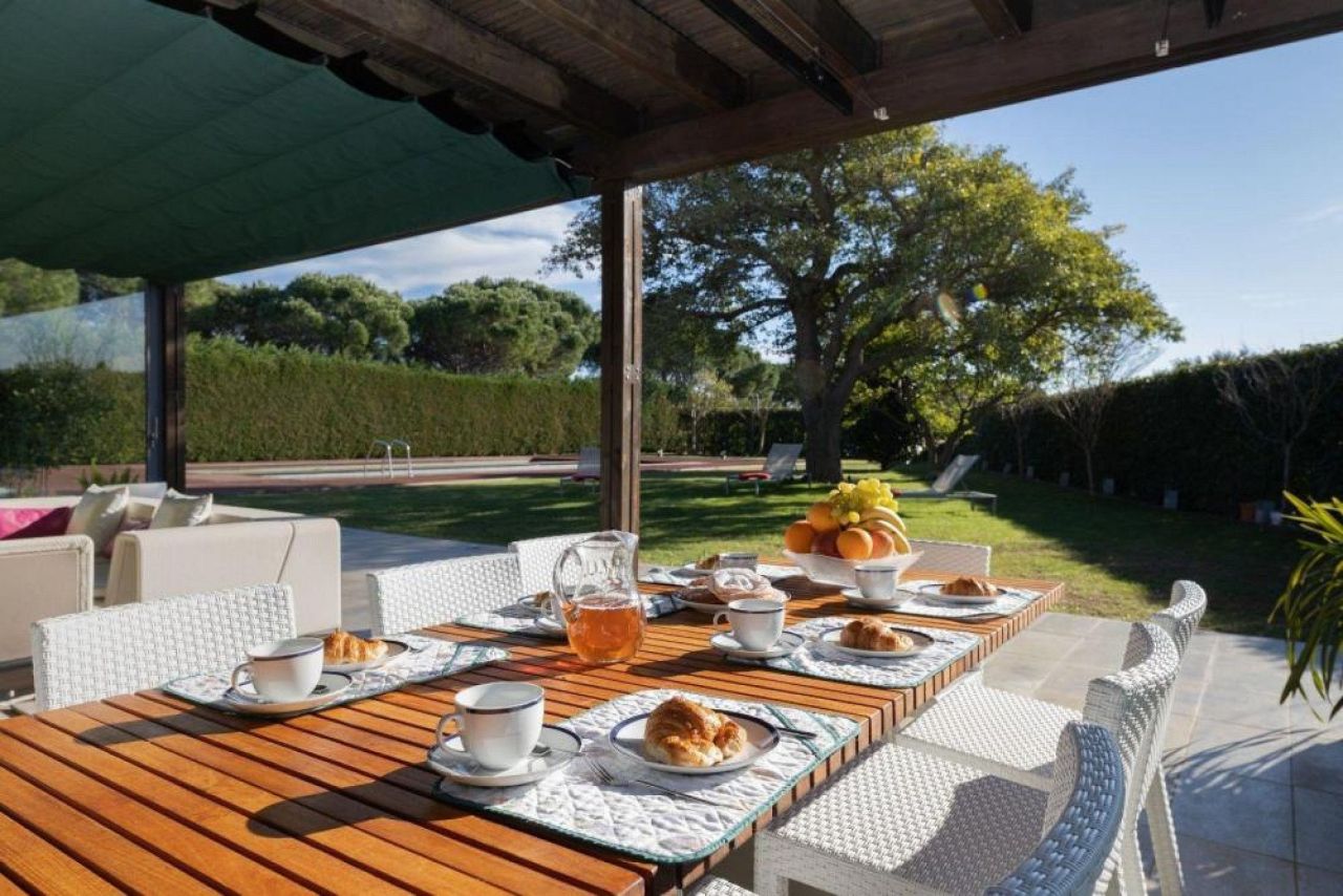 Villa in Peralada, Spain, 1 672 m² - picture 1
