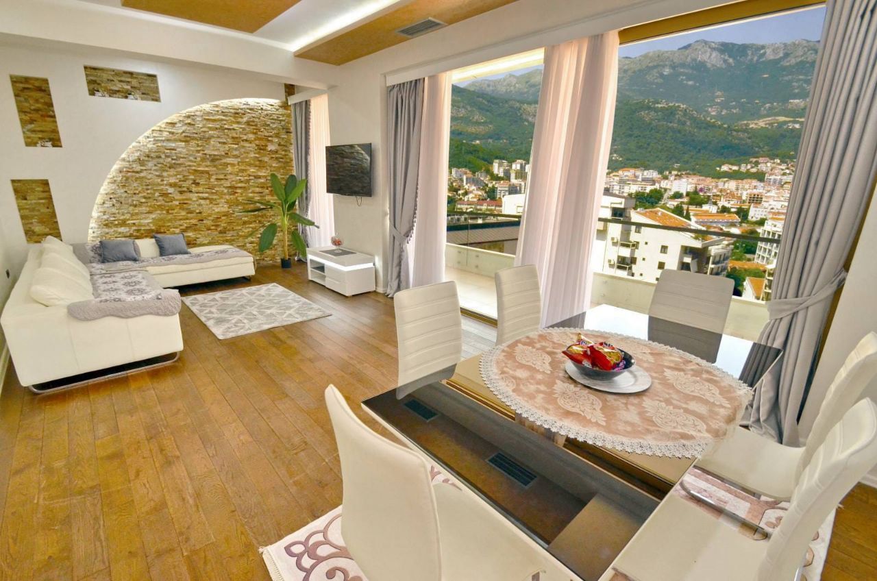 Piso en Budva, Montenegro, 90 m² - imagen 1