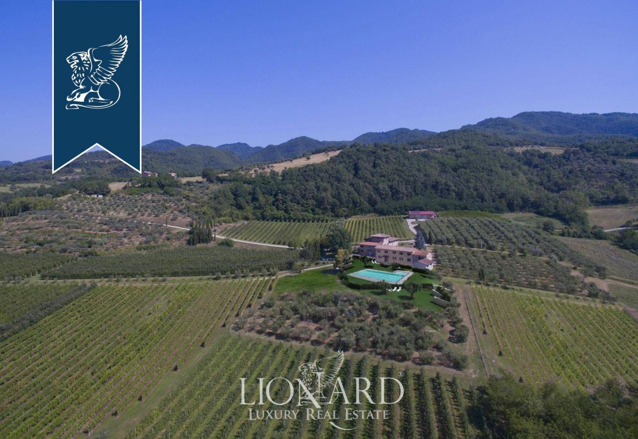 Farm in Vicchio, Italy, 1 000 m² - picture 1