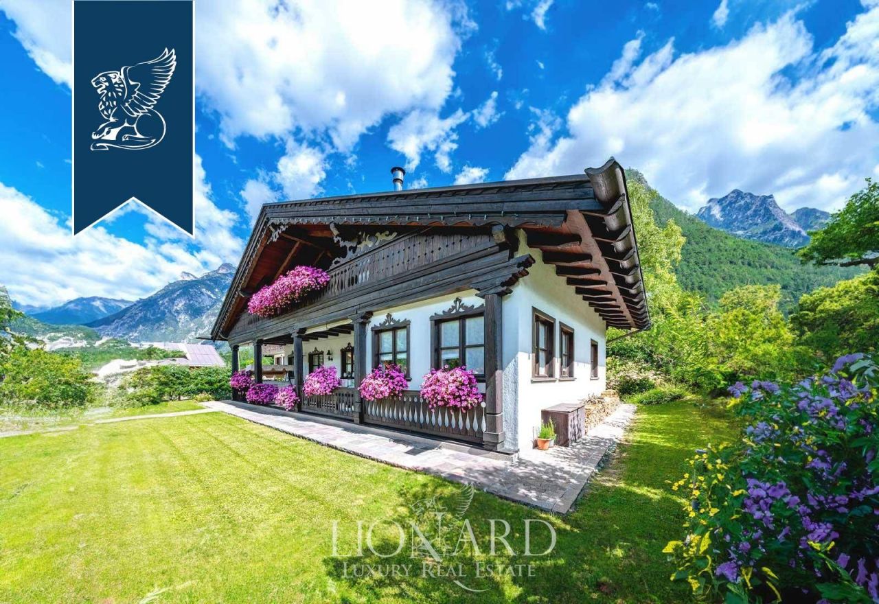 Villa à Belluno, Italie, 260 m² - image 1