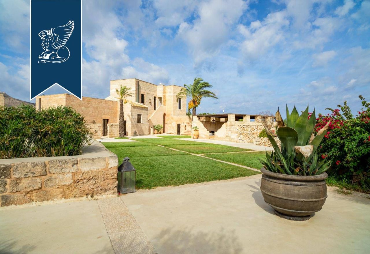 Hotel en Favignana, Italia, 620 m² - imagen 1