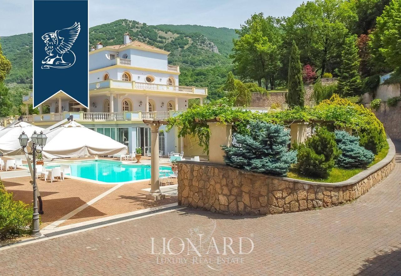 Villa à Rome, Italie, 2 000 m² - image 1