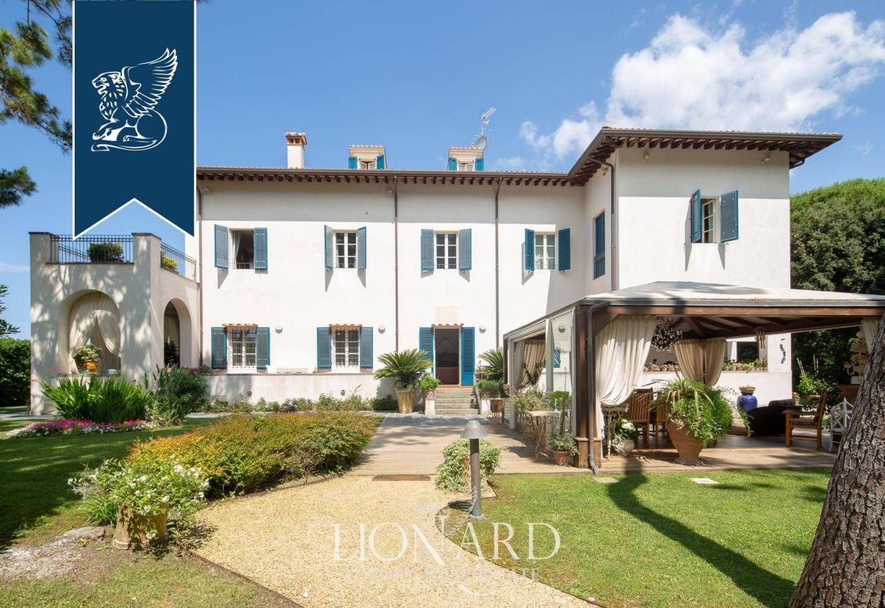 Villa en Massa, Italia, 1 100 m² - imagen 1