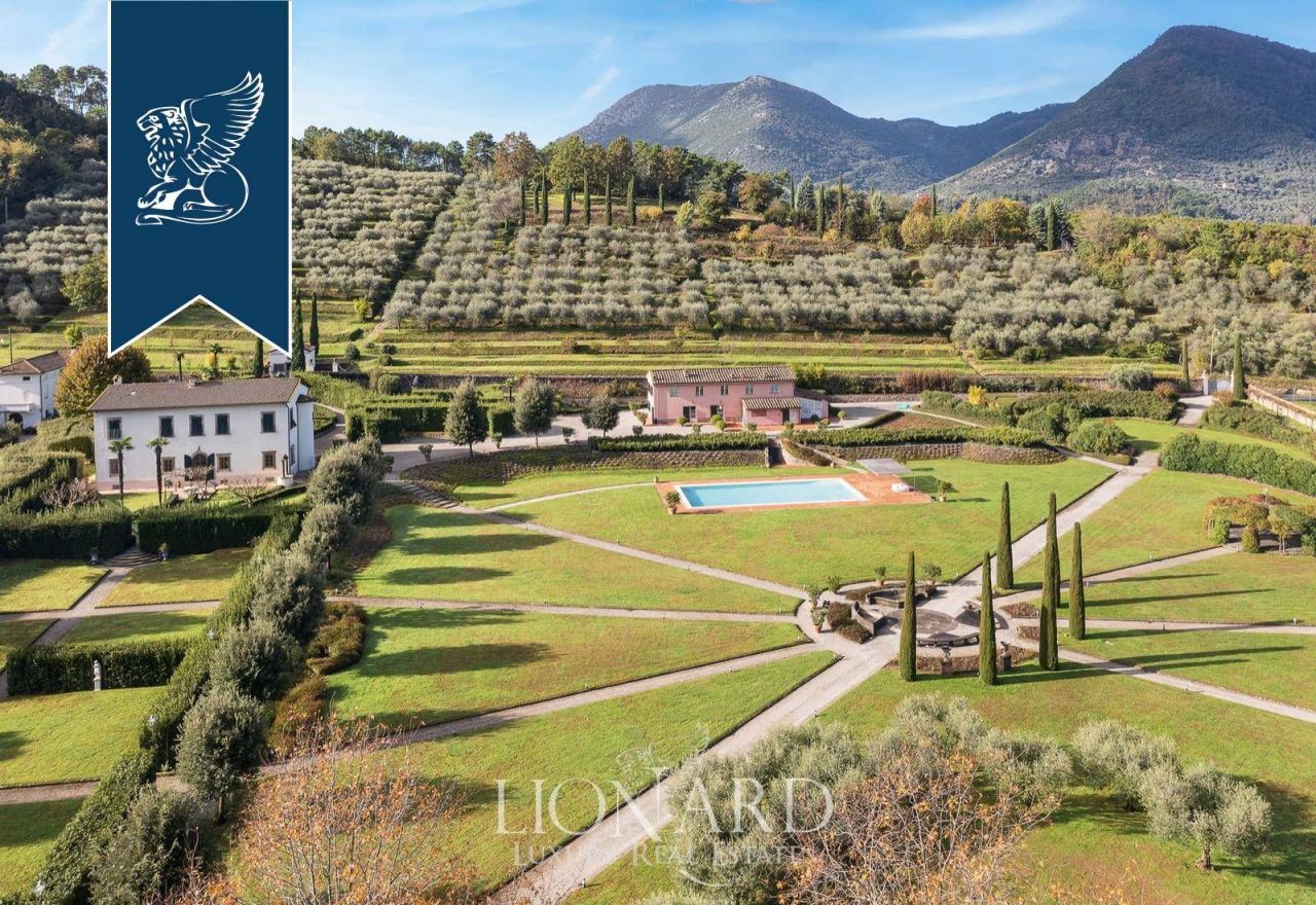 Villa à Capannori, Italie, 1 300 m² - image 1