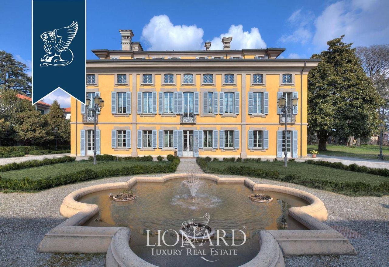 Villa in Bergamo, Italy, 2 800 m² - picture 1