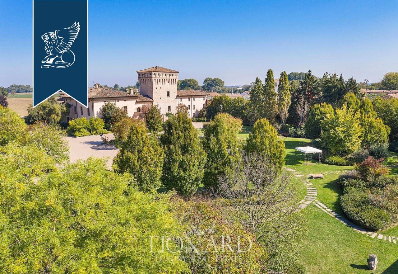 Castillo en Piacenza, Italia, 3 700 m² - imagen 1