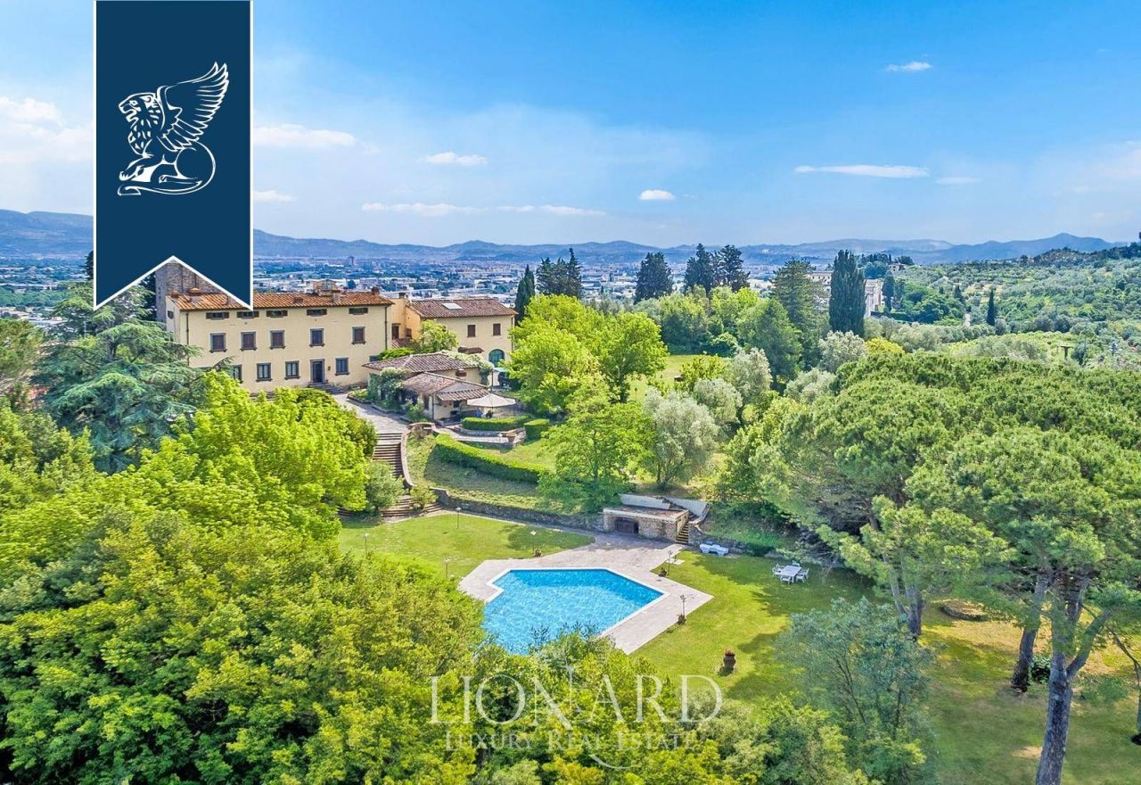 Villa à Florence, Italie, 3 400 m² - image 1