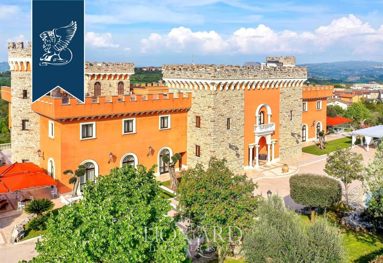 Castle in Avellino, Italy, 6 000 m² - picture 1