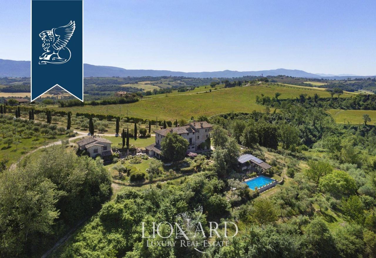 Granja en Todi, Italia, 683 m² - imagen 1