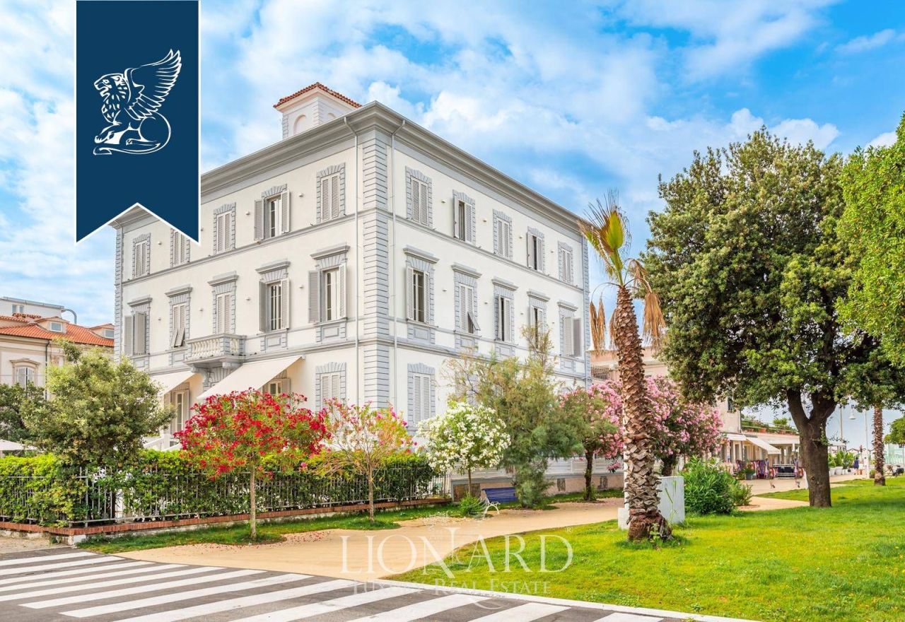 Hôtel à Massa, Italie, 1 600 m² - image 1