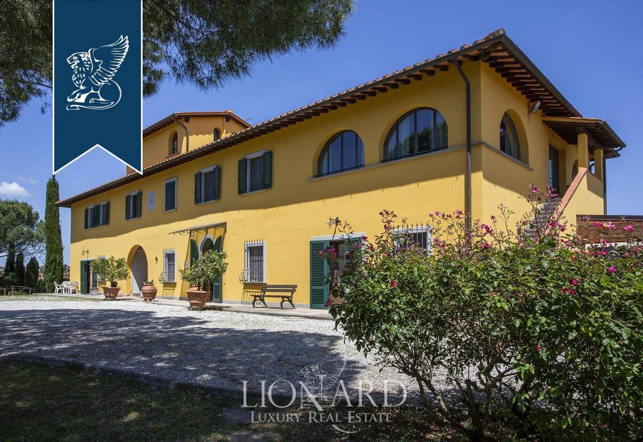 Granja en Florencia, Italia, 1 300 m² - imagen 1