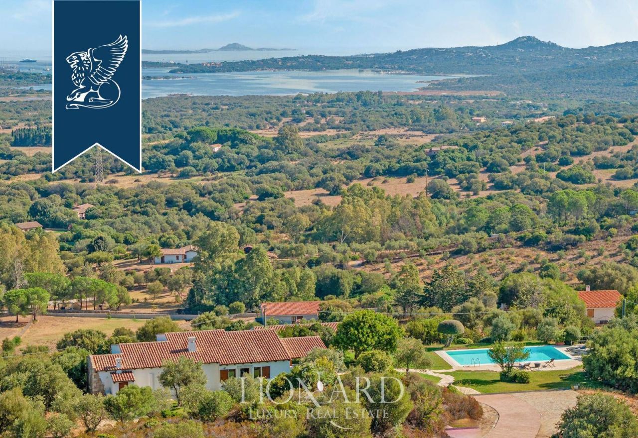 Villa à Olbia, Italie, 200 m² - image 2