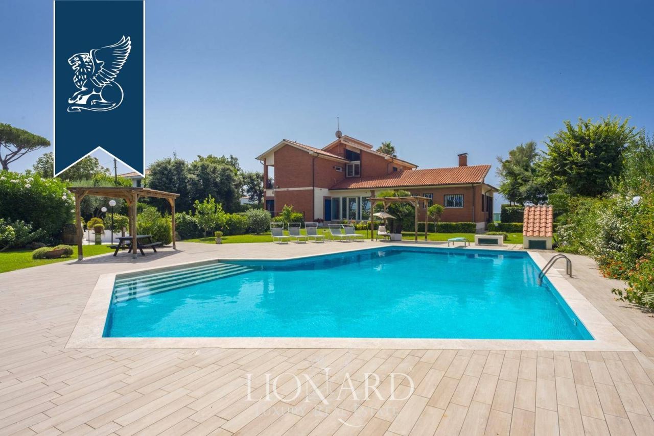 Villa in Latina, Italy, 550 m² - picture 2