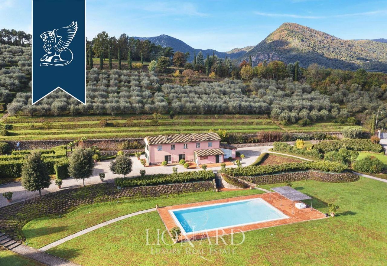 Villa en Capannori, Italia, 1 300 m² - imagen 2