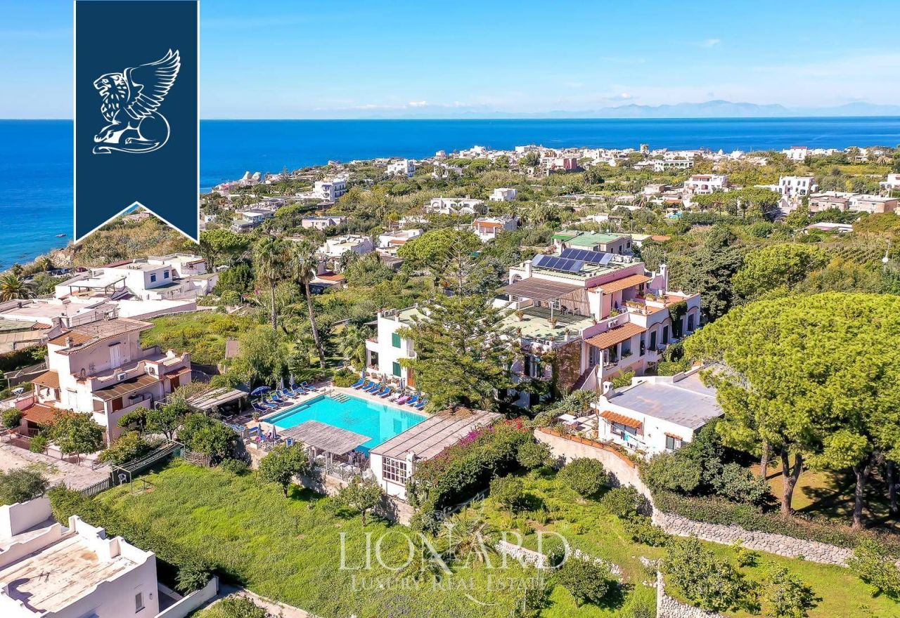 Hotel en Nápoles, Italia, 3 000 m² - imagen 2