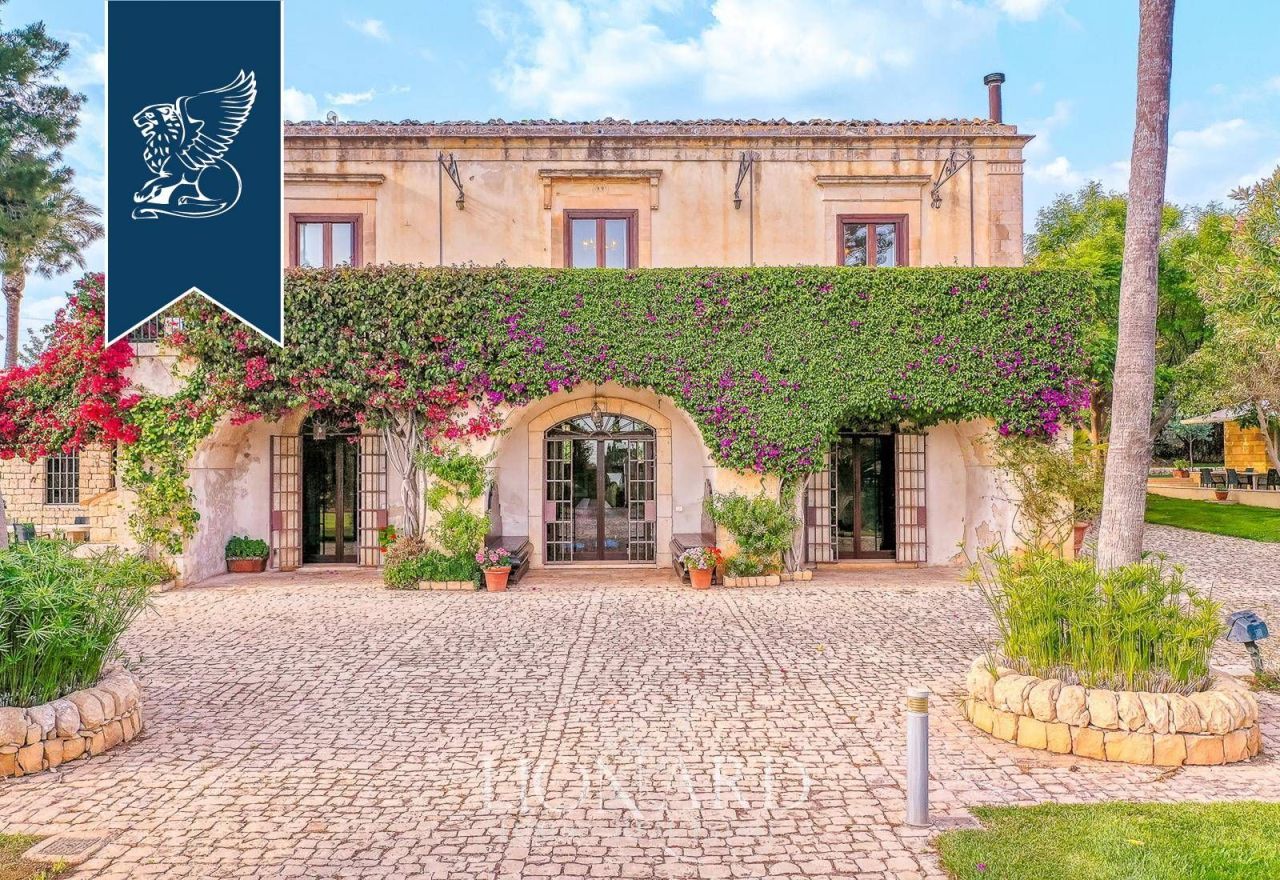 Villa in Ragusa, Italy, 1 050 m² - picture 1