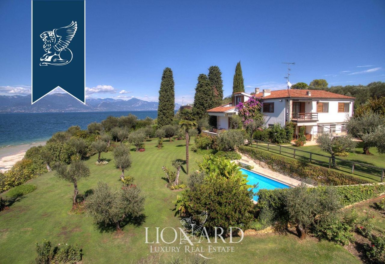 Villa à Sirmione, Italie, 570 m² - image 1