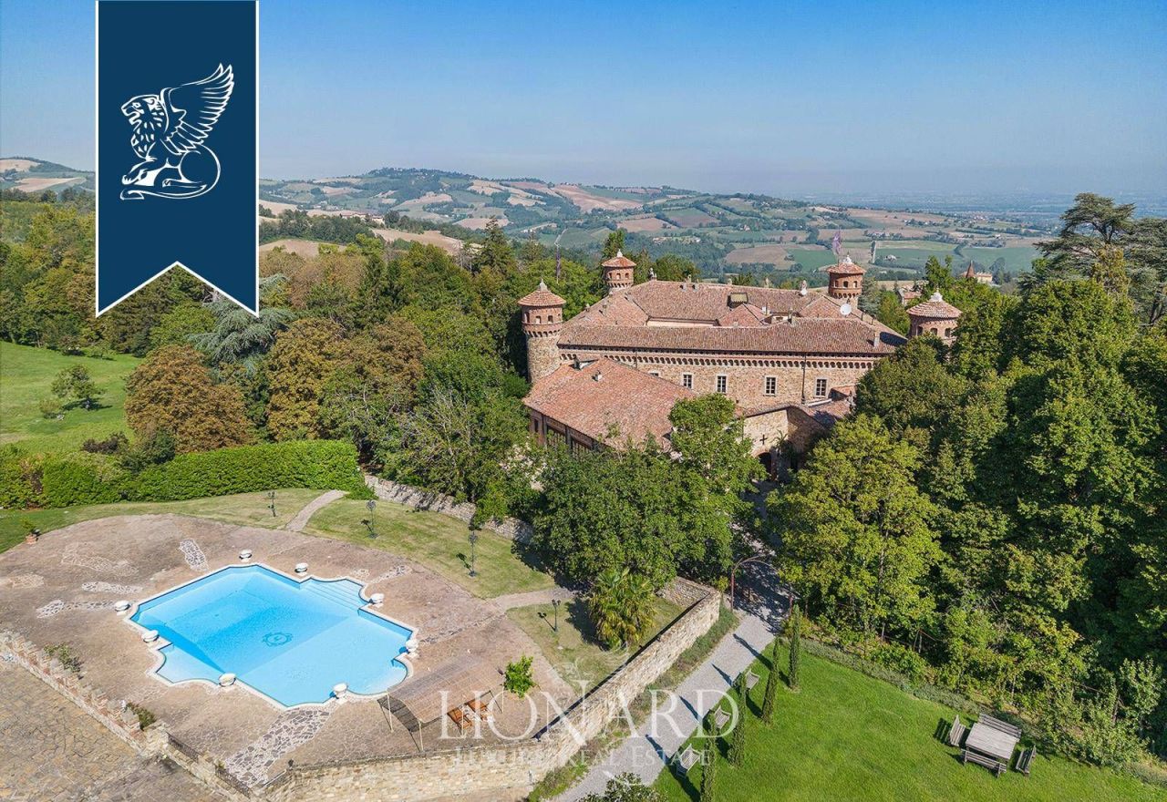 Château à Plaisance, Italie, 8 000 m² - image 1