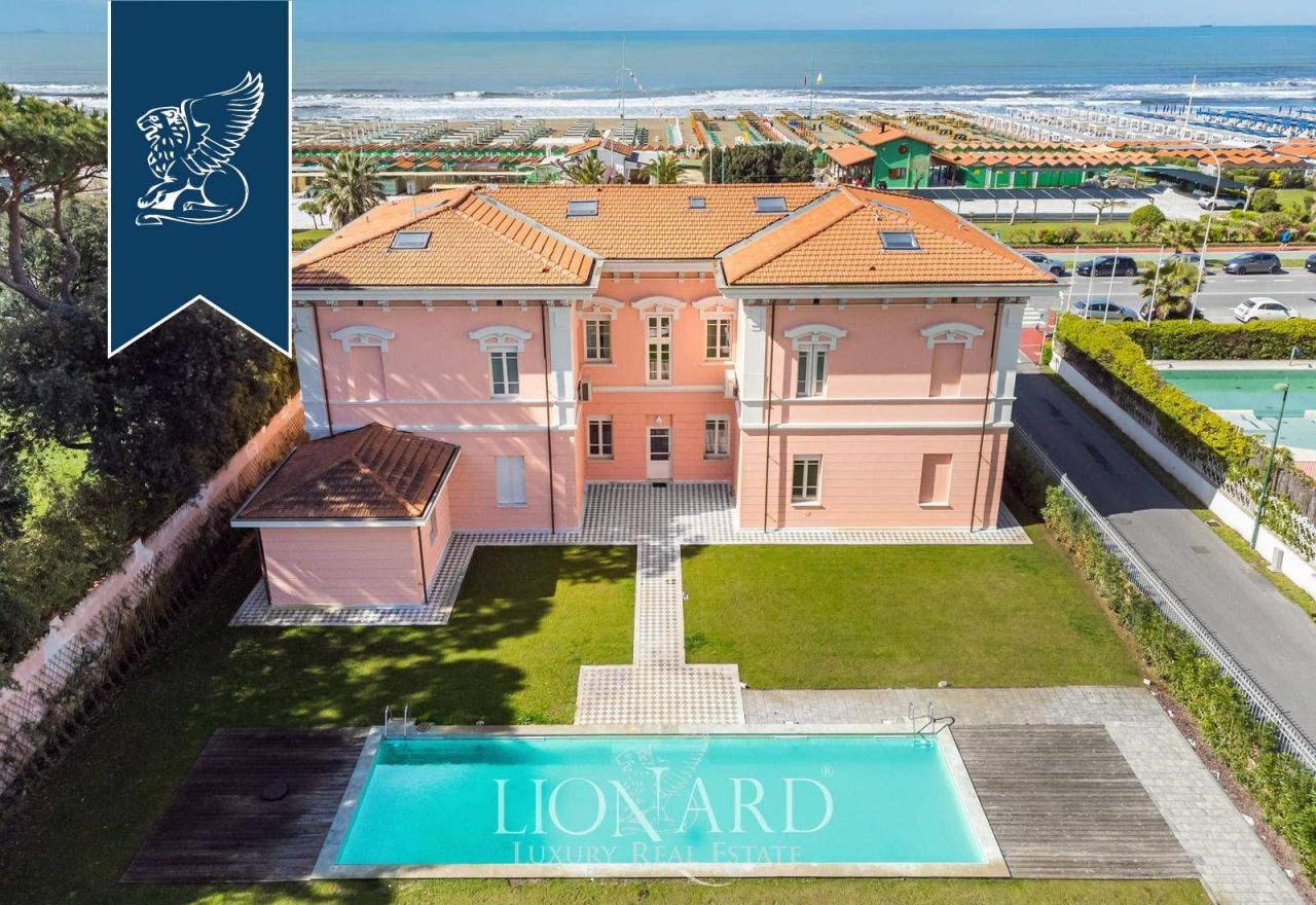 Villa à Forte dei Marmi, Italie, 950 m² - image 1