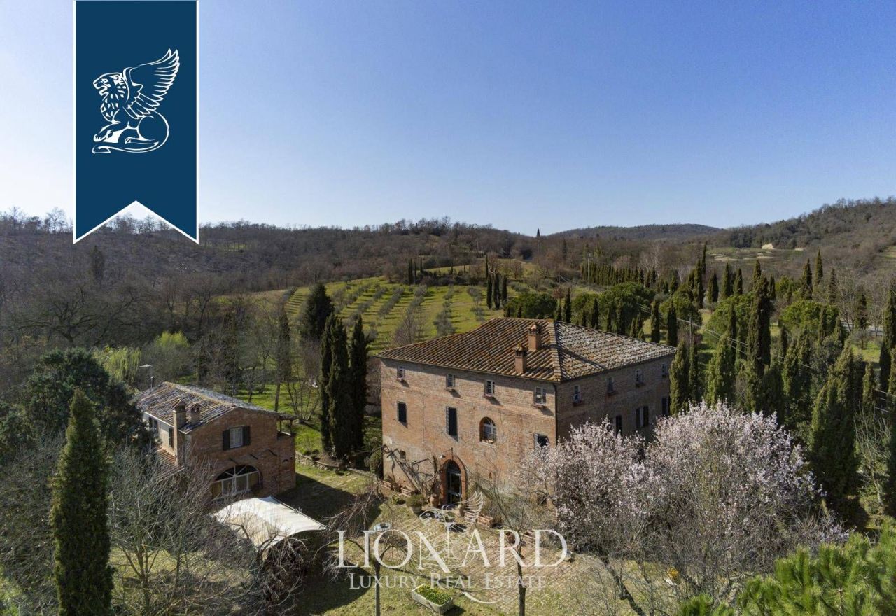 Farm in Sinalunga, Italy, 800 m² - picture 1
