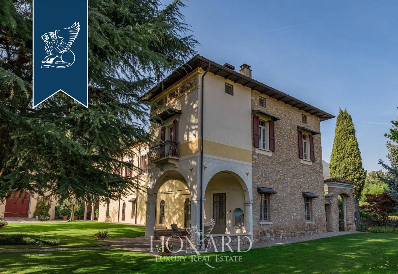 Haus in Brescia, Italien, 1 850 m² - Foto 1