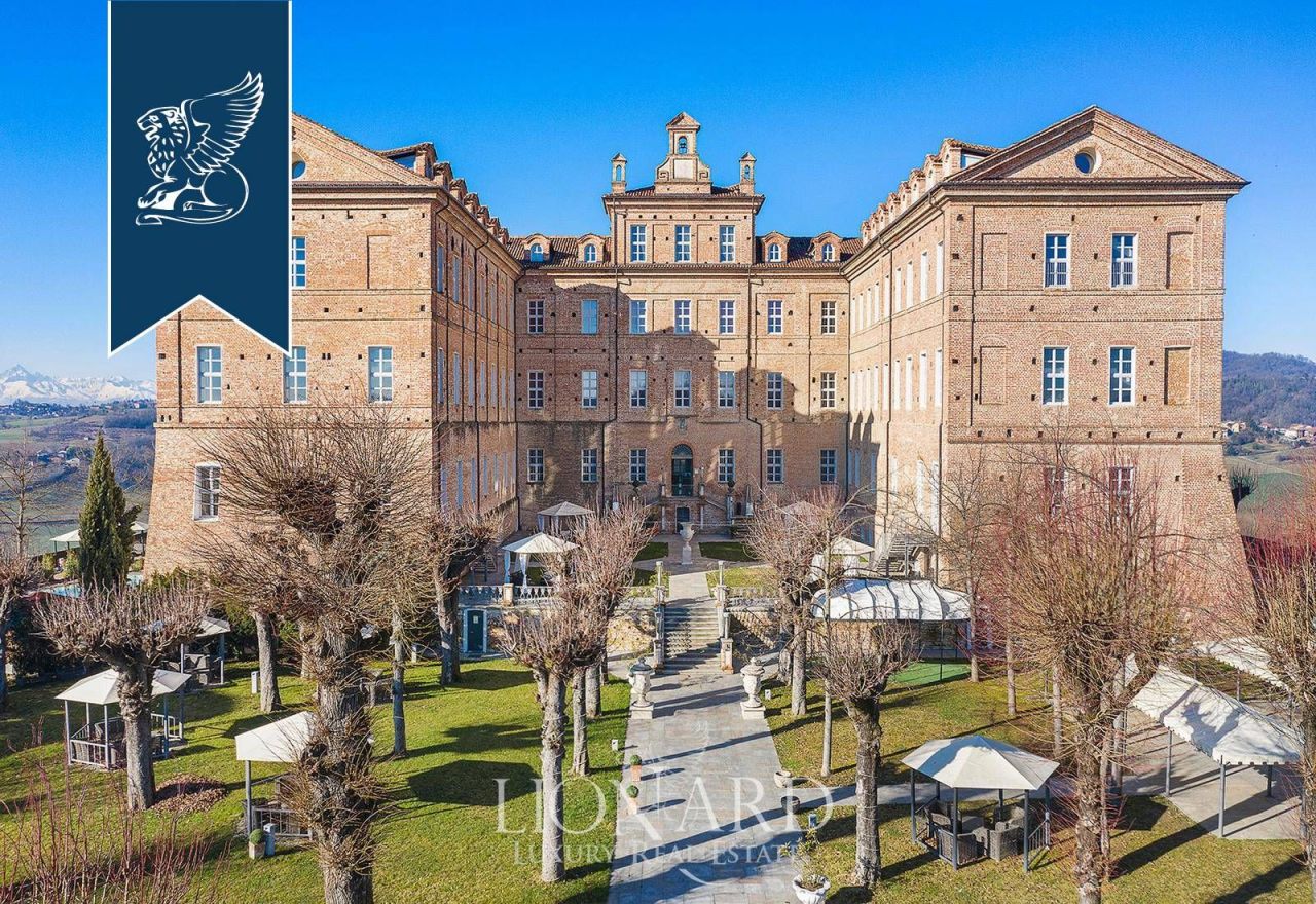 Château à Turin, Italie, 10 550 m² - image 1