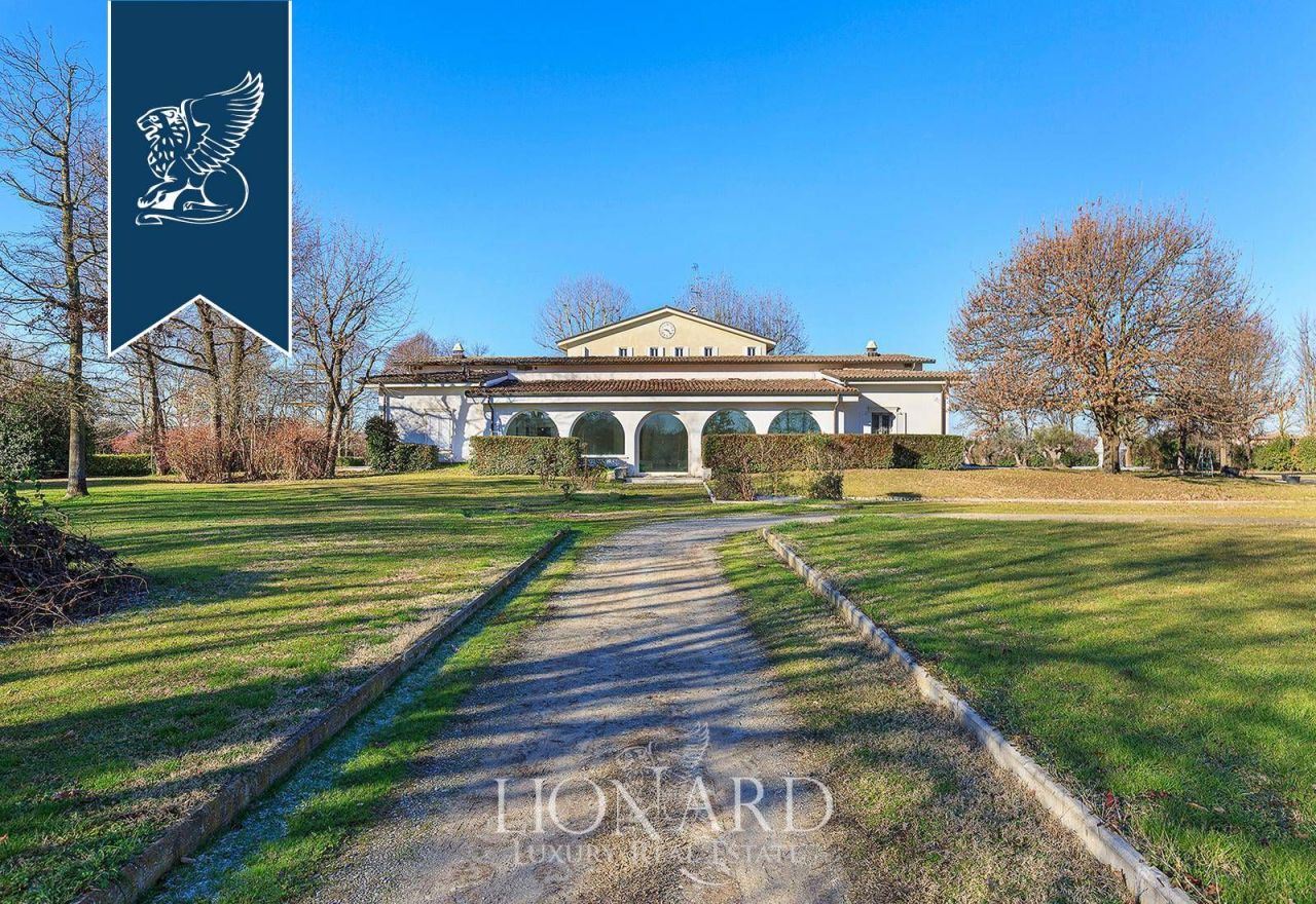 Villa à Modène, Italie, 1 700 m² - image 1