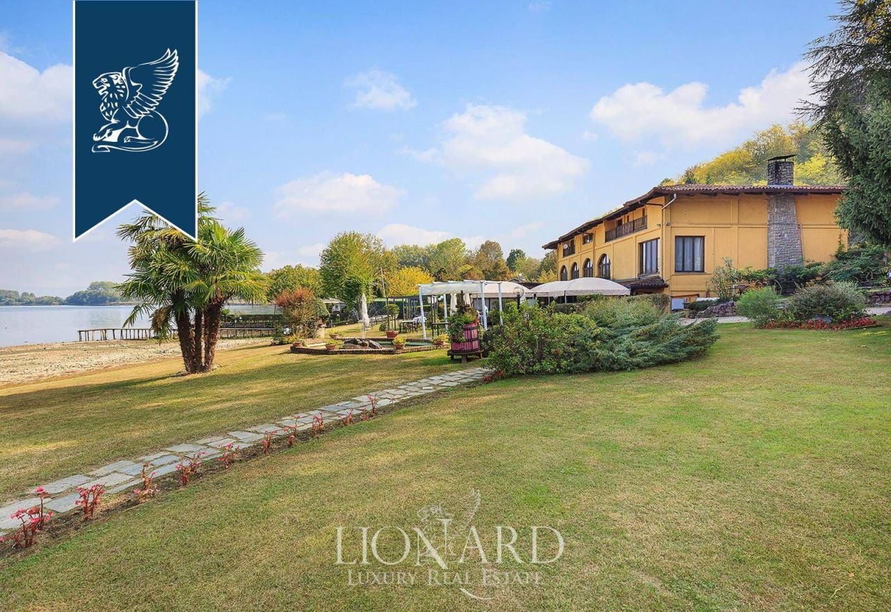 Villa à Turin, Italie, 1 000 m² - image 1