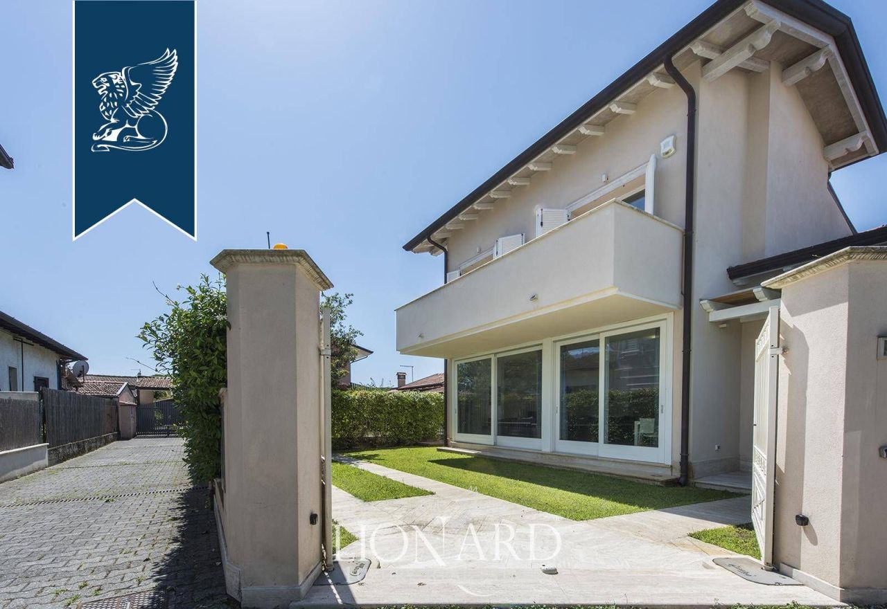 Villa in Forte dei Marmi, Italy, 176 m² - picture 1