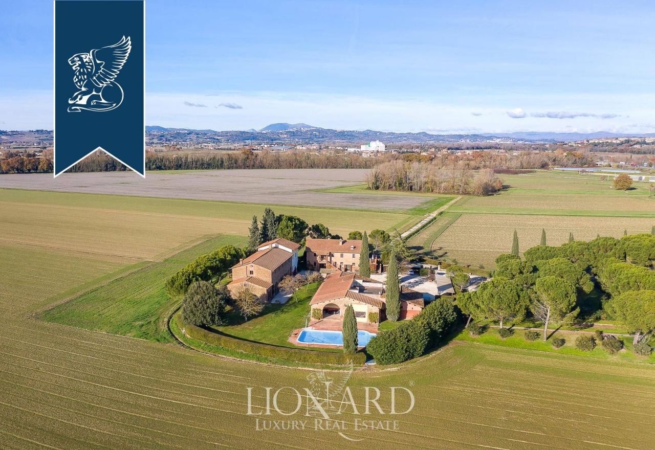 Farm in Bettona, Italy, 1 900 m² - picture 2