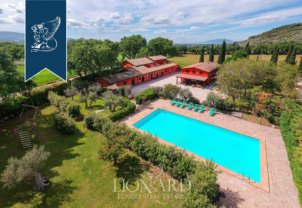 Granja en Spoleto, Italia, 1 064 m² - imagen 3