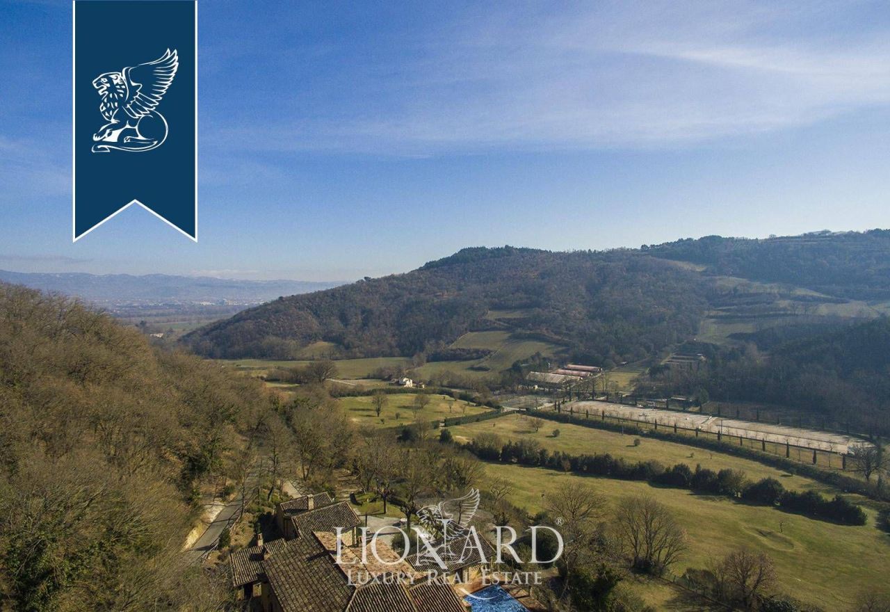 Granja en Arezzo, Italia, 2 385 m² - imagen 3