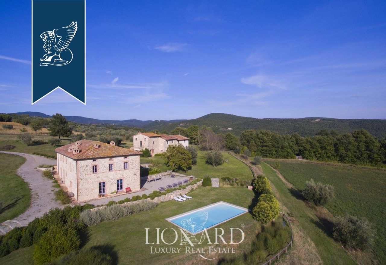 Granja en Montegabbione, Italia, 1 000 m² - imagen 2