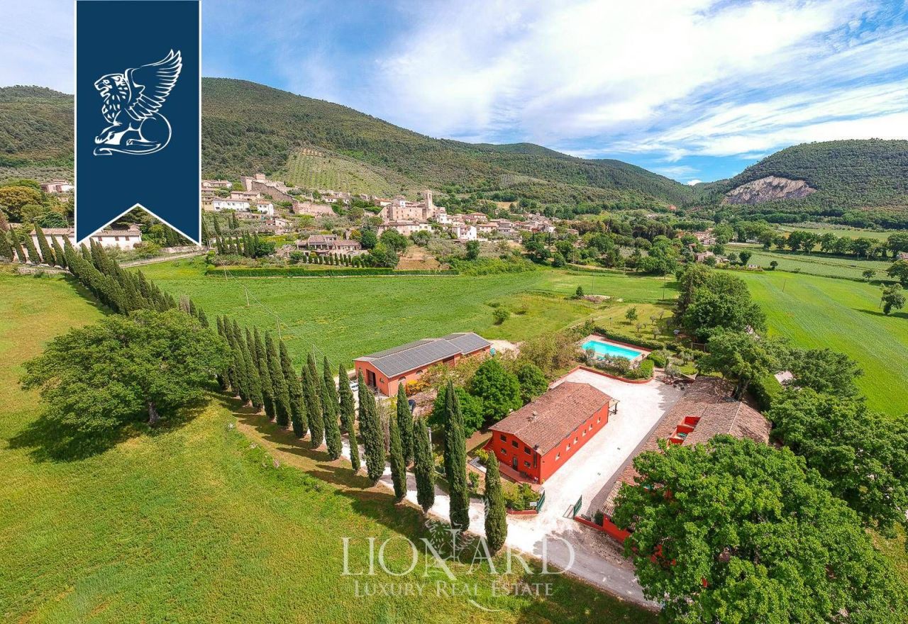 Granja en Spoleto, Italia, 1 064 m² - imagen 4