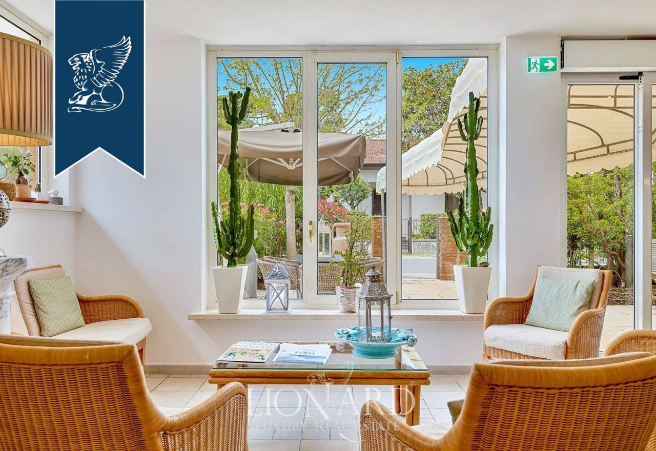 Hotel in Forte dei Marmi, Italy, 1 000 m² - picture 4