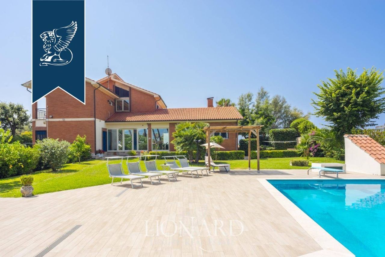 Villa in Latina, Italy, 550 m² - picture 4