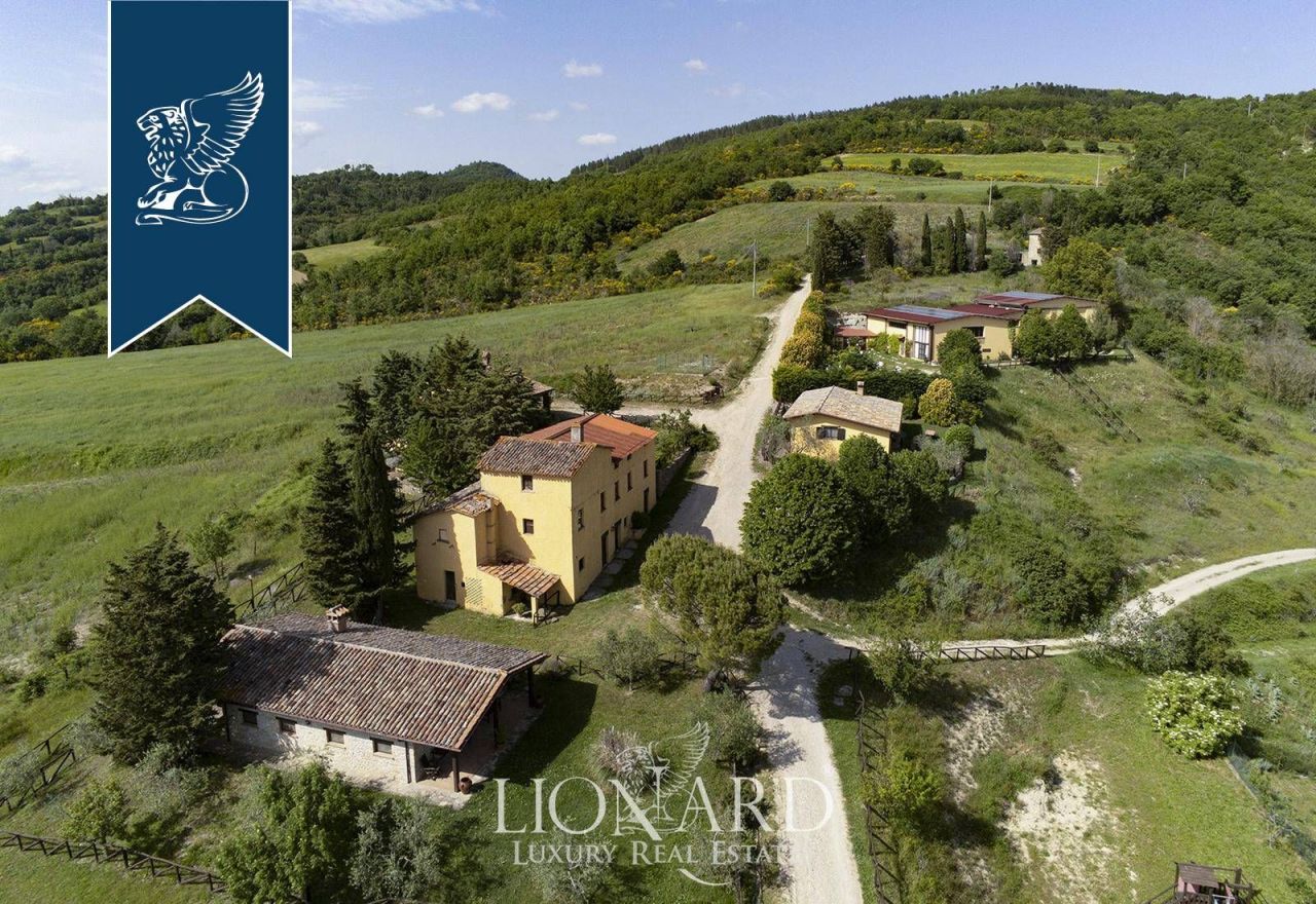 Granja en Perugia, Italia, 2 000 m² - imagen 3