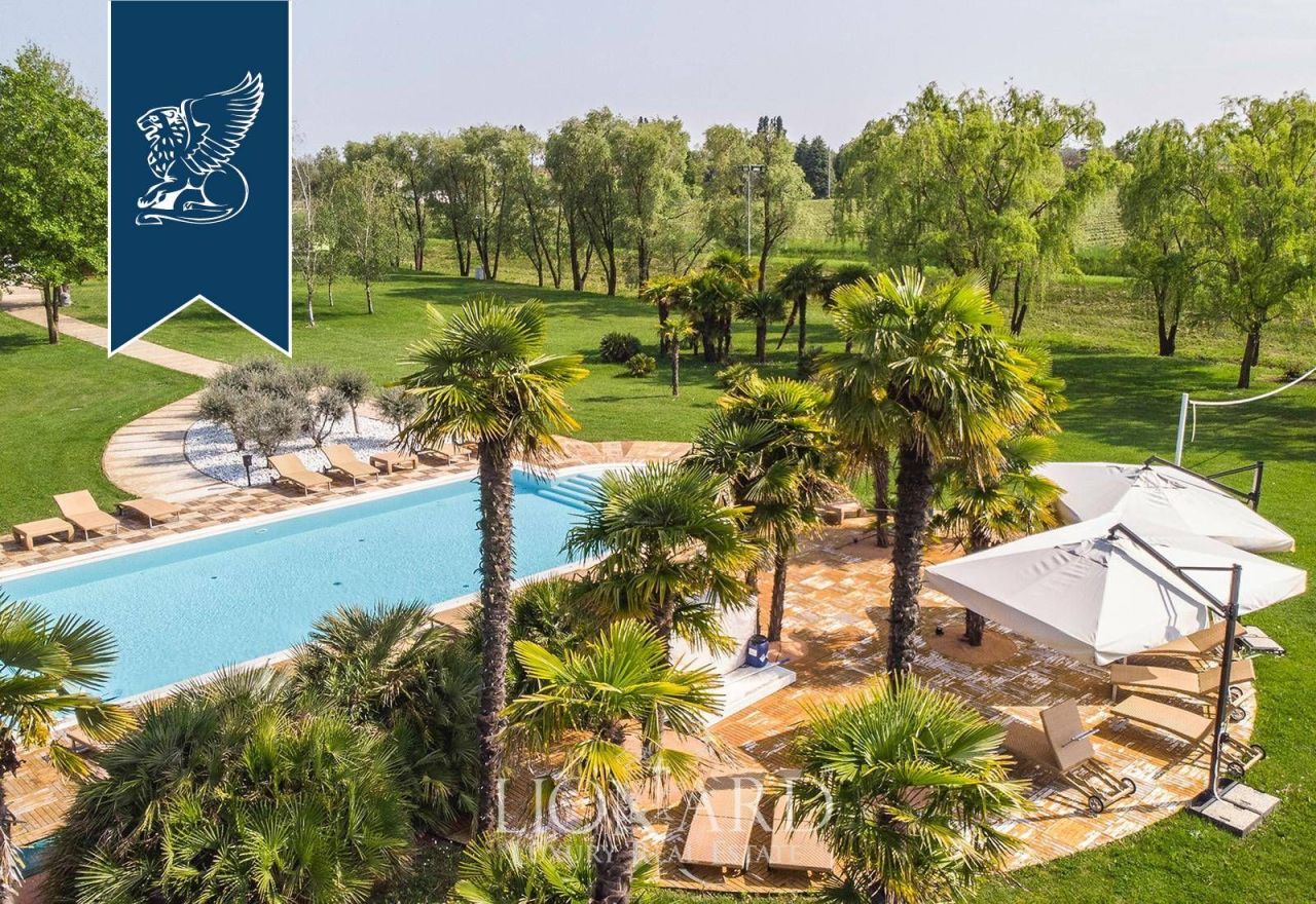 Villa in Venice, Italy, 1 150 m² - picture 5