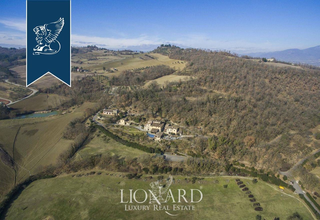 Granja en Arezzo, Italia, 2 385 m² - imagen 5
