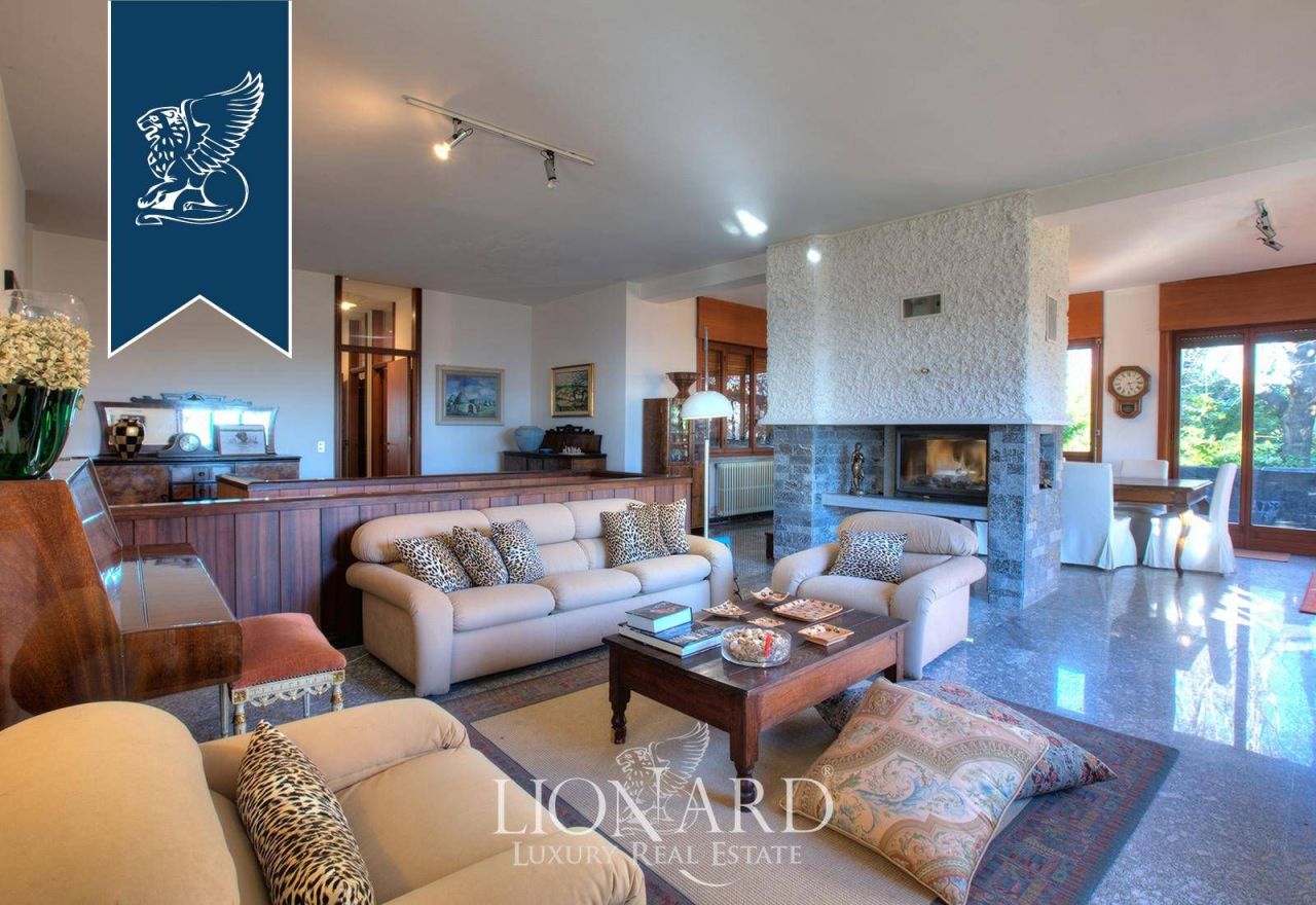 Villa en Arona, Italia, 1 500 m² - imagen 4