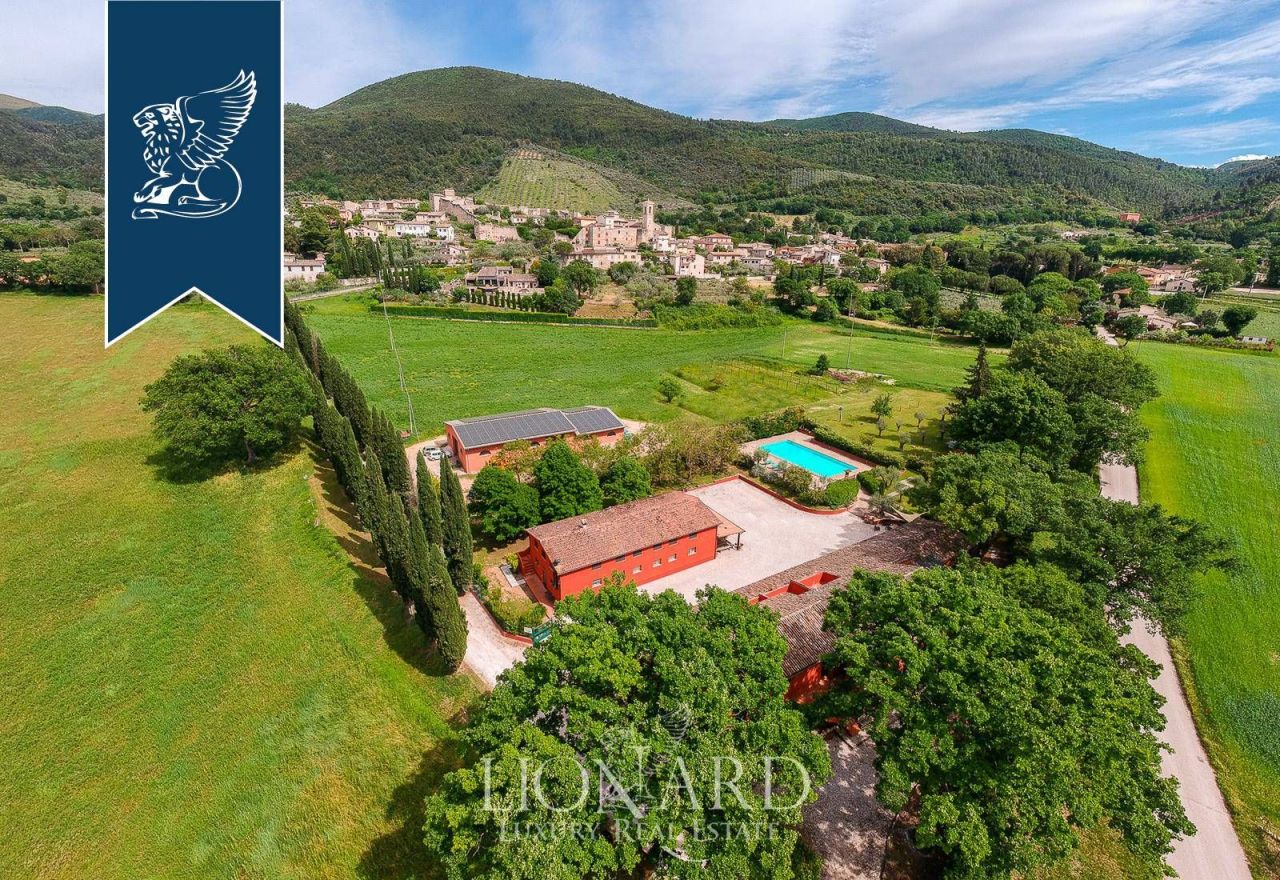 Granja en Spoleto, Italia, 1 064 m² - imagen 6