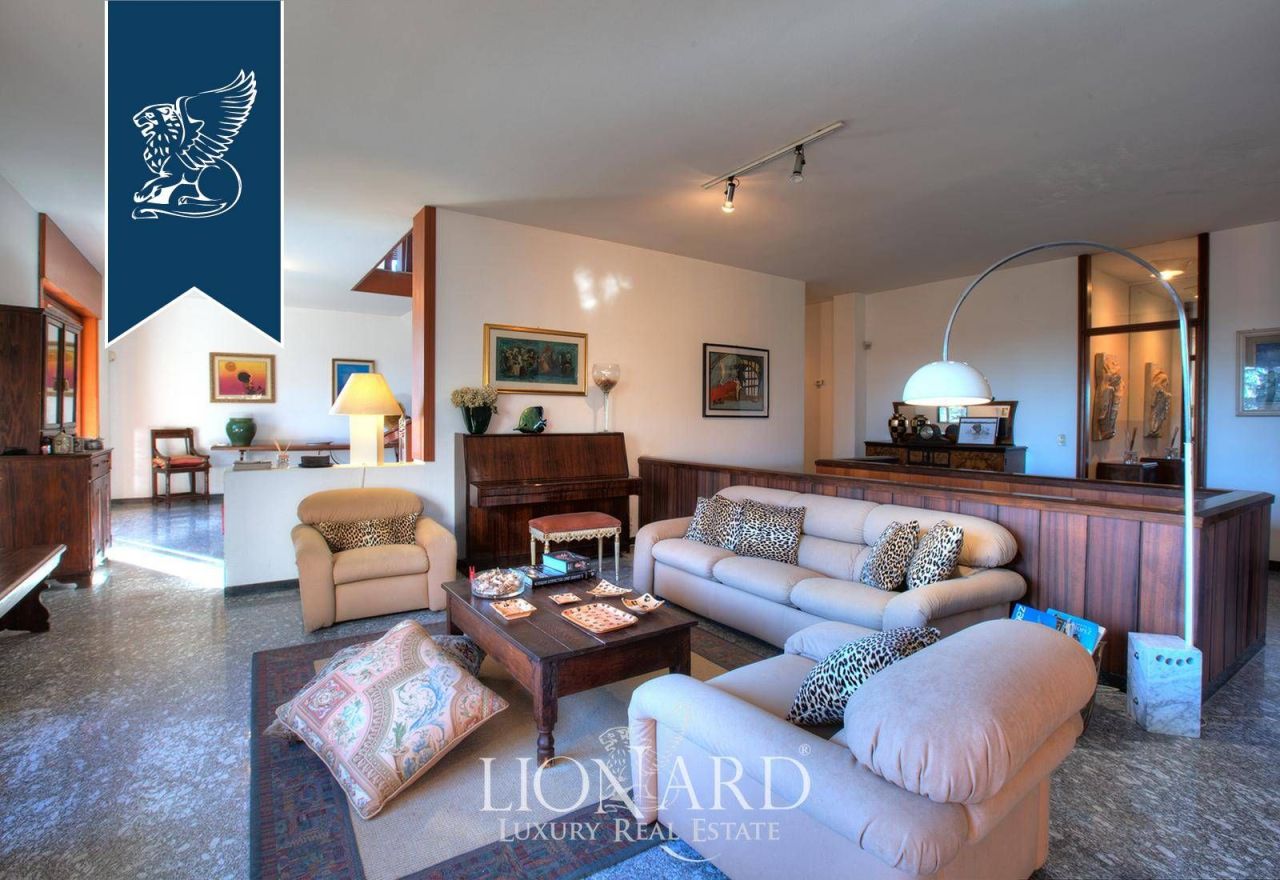 Villa en Arona, Italia, 1 500 m² - imagen 5