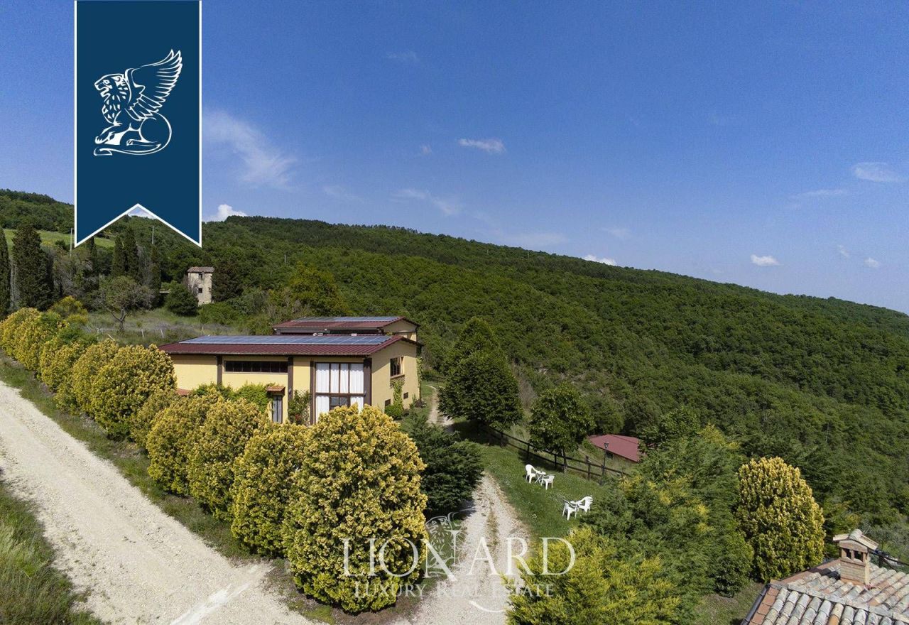 Granja en Perugia, Italia, 2 000 m² - imagen 5