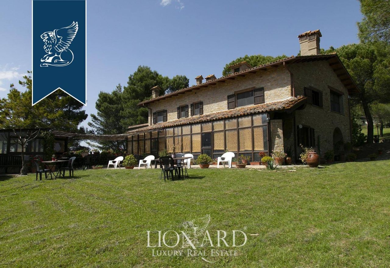 Granja en Perugia, Italia, 2 000 m² - imagen 6