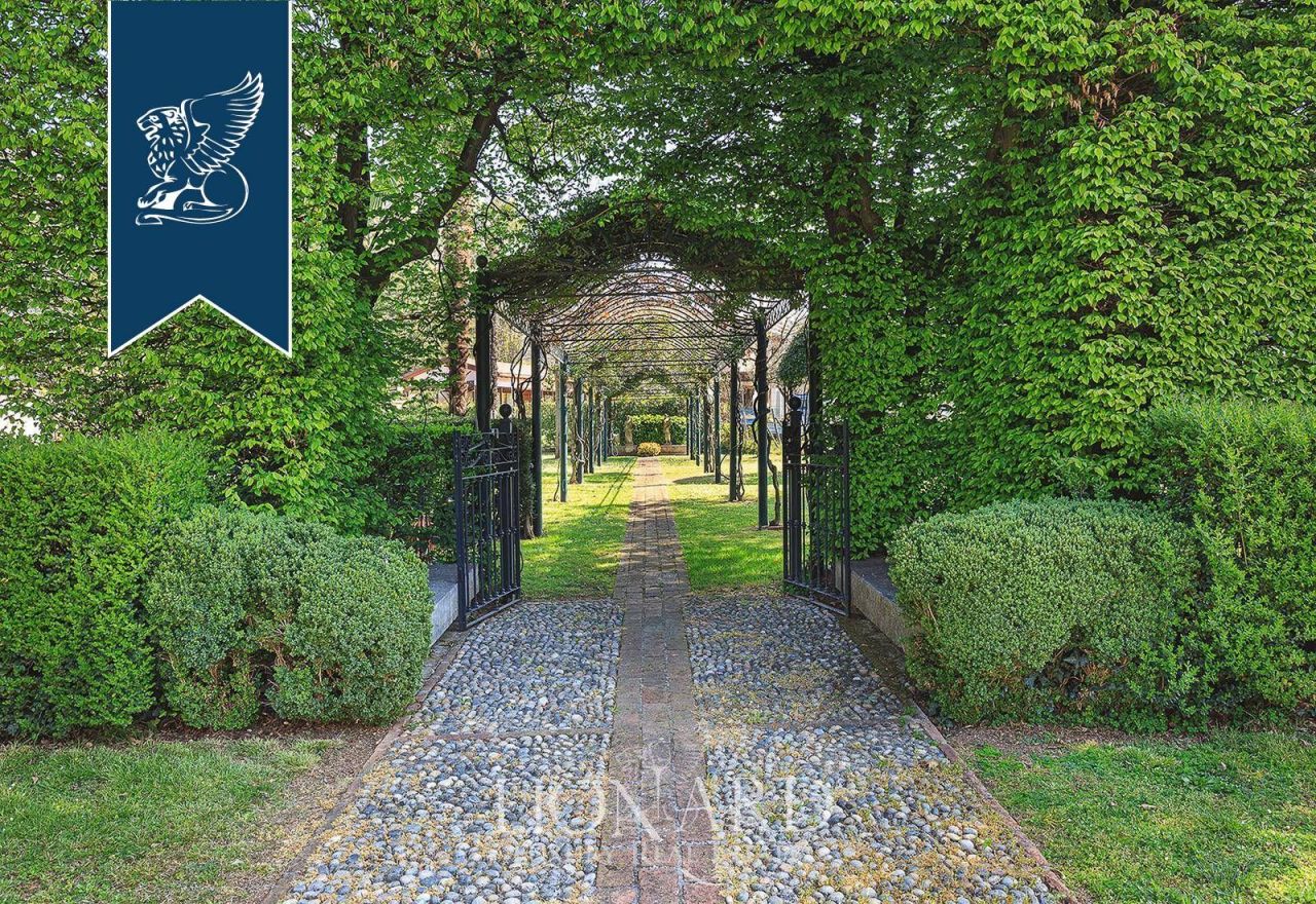 Villa à Brescia, Italie, 1 500 m² - image 8