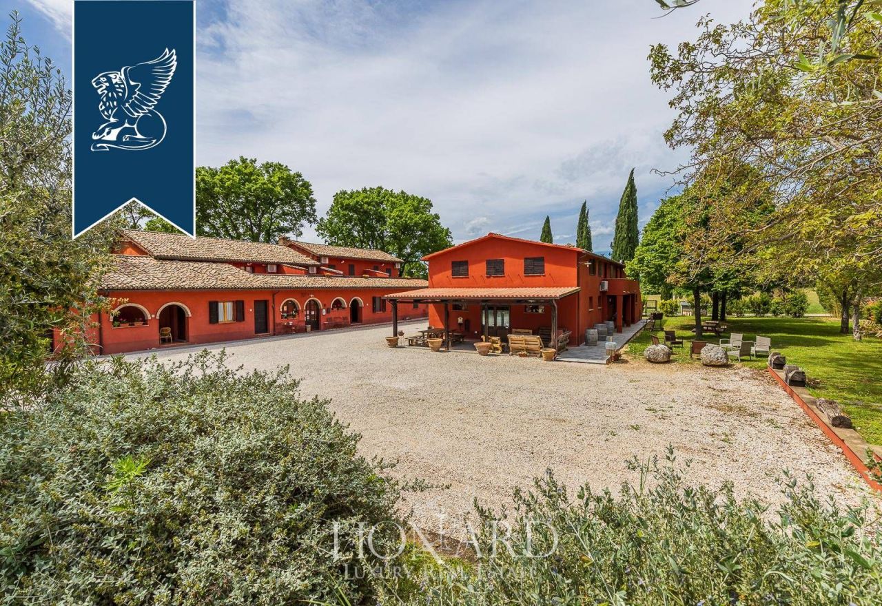 Granja en Spoleto, Italia, 1 064 m² - imagen 9