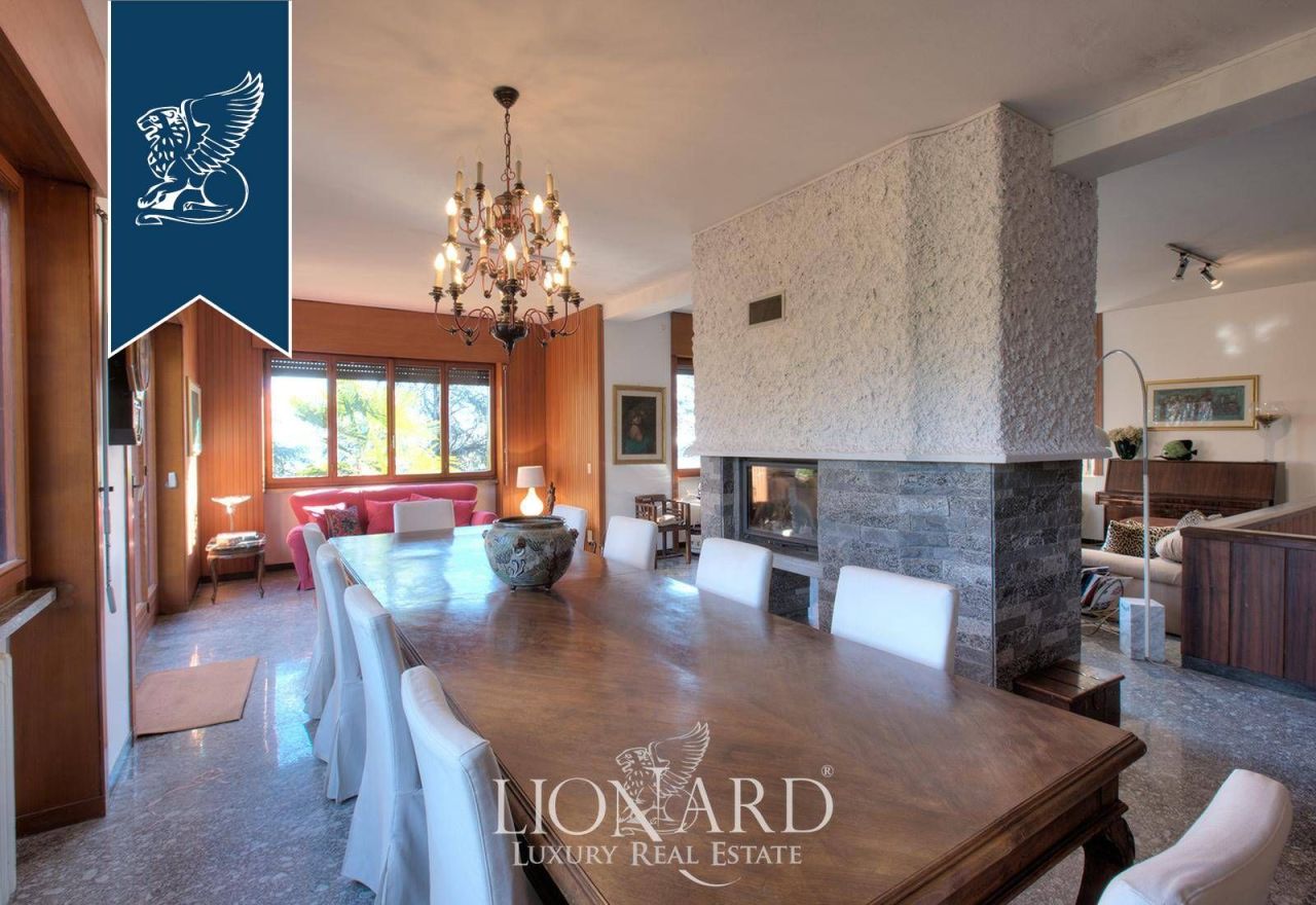 Villa en Arona, Italia, 1 500 m² - imagen 8