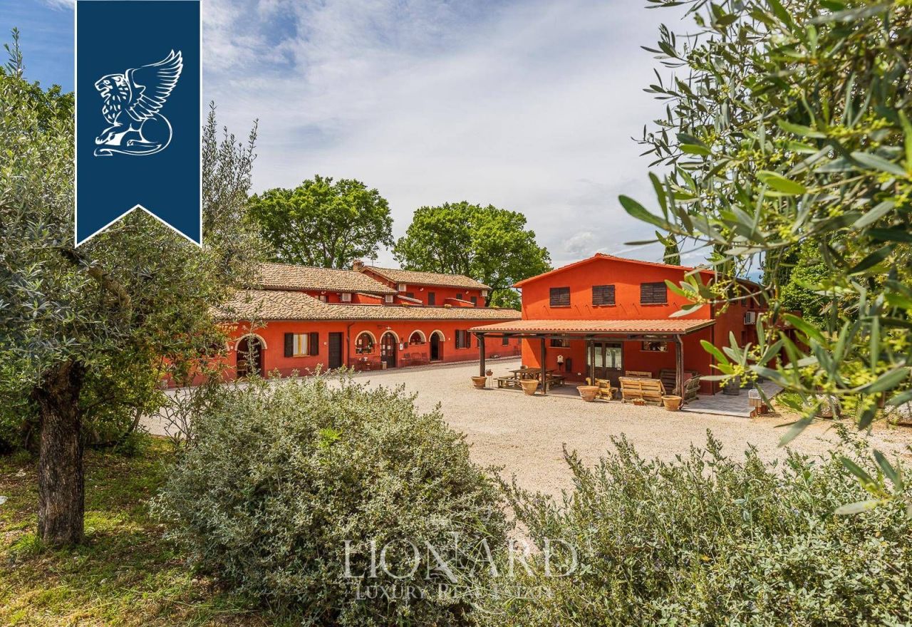 Granja en Spoleto, Italia, 1 064 m² - imagen 10