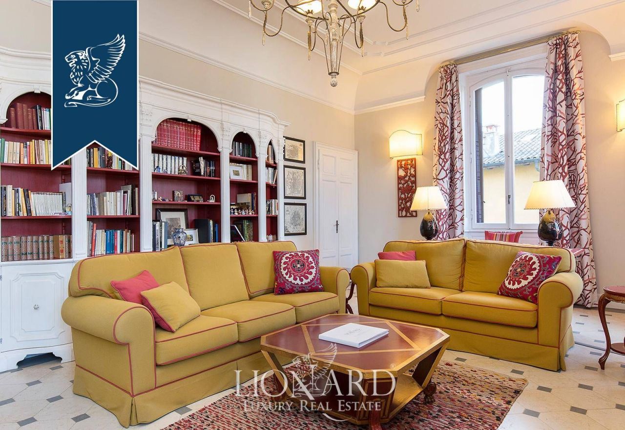 Villa en Porto Valtravaglia, Italia, 2 000 m² - imagen 9